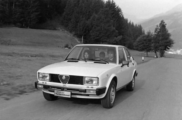 Оригиналната Alfa Romeo Alfetta (&bdquo;малката Alfa&ldquo;) пристига през 1972 г. и остава в производство до 1984-а. Ако погледнете, може да поставите под въпрос нейните плюсове за бягство.
Alfetta 2000 от 1980 година обаче е личният транспорт на Франческо Муто, прочут член на италианската мафия. Той оборудва Alfa с бронирани панели, колела, прозорци и ключалки на вратите и монтира  телекомуникационна система. Как 2,0-литровият двигател успява да се справи с допълнителното тегло, може да се гадае.